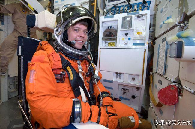 太空酷炫拽，SpaceX时髦太空服引领宇航员新时尚