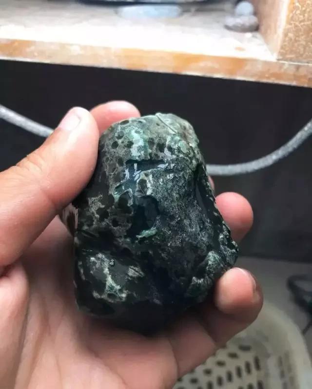 捡漏翡翠原石,南齐晴底翡翠原石