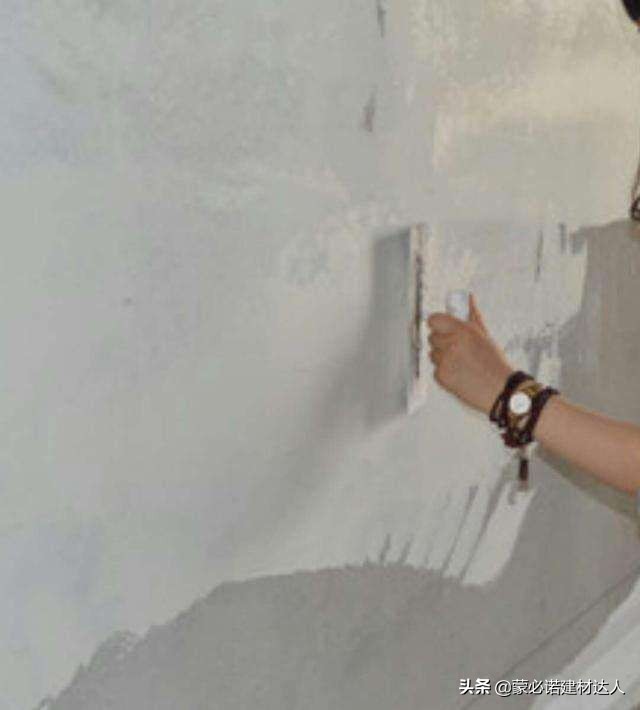 隔壁卫生间我家墙面反碱返潮起皮,房间返潮墙面起皮什么原因