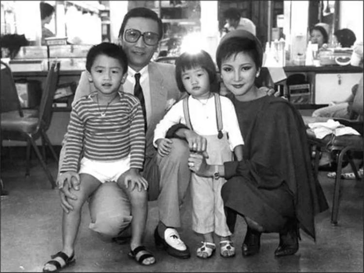 一生风流,也曾因被甩而痛哭,谢霆锋老爸才是真情圣