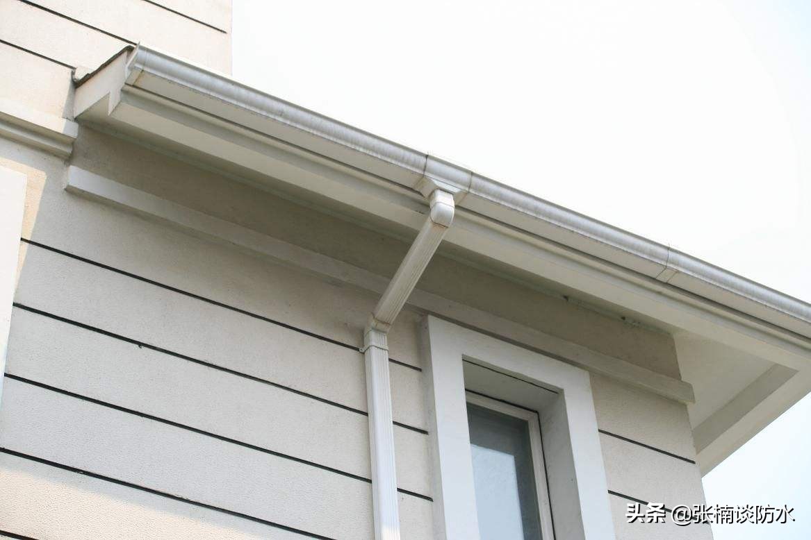 屋顶积雪达到什么程度必须清除,南方屋顶积雪最好的清理办法