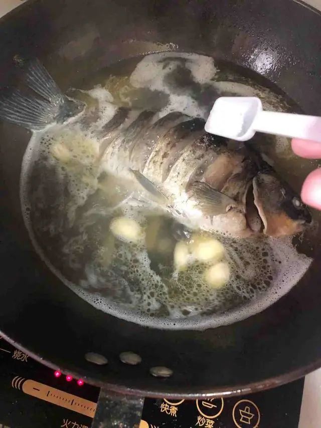 鱼刺卡在喉咙里了喝可乐行吗,鱼刺卡喉咙可别再喝醋了