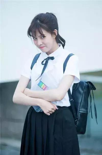 宋妍霏潮流主理人穿搭,王鹤棣桃花坞花衬衫走秀宋妍霏