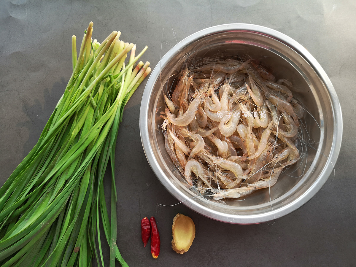 春天的紫根韭菜好吃不贵，和小虾炒一炒，比带鱼鲜，老爸的下酒菜