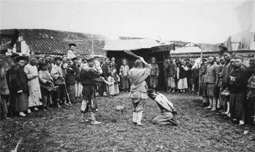 头被砍掉的刹那间，是头觉得肉身掉了，还是身体觉得头没了？