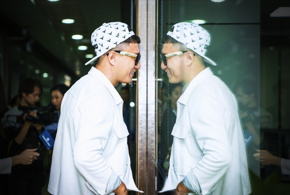 孙红雷领奖感谢母亲,孙红雷上台领奖名场面