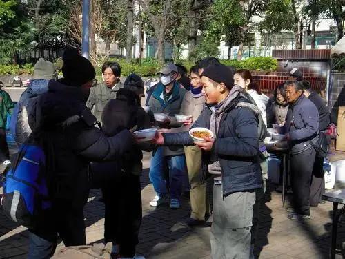 日本穷人一个月能挣多少钱,在日本收入多少钱算穷人呢