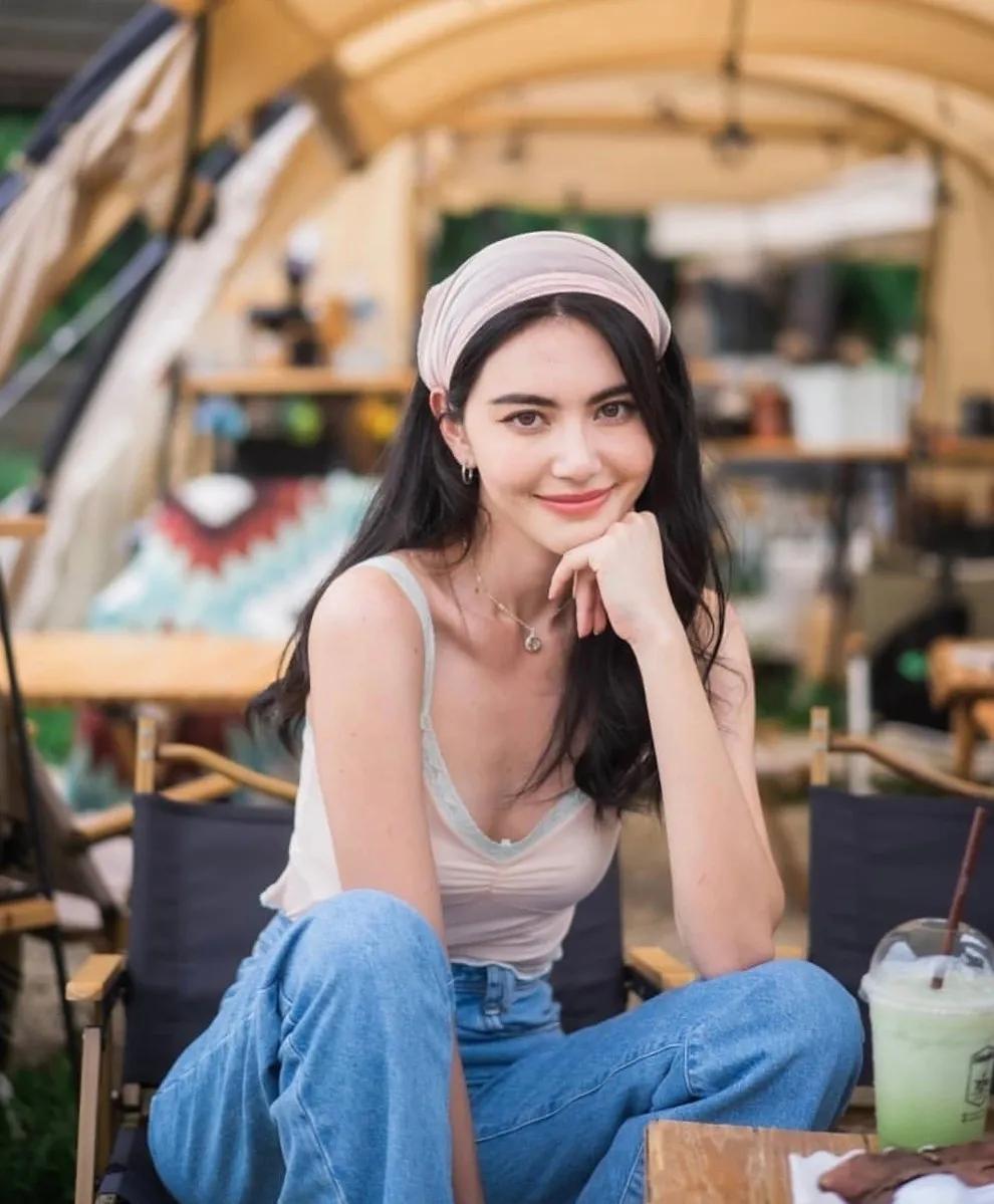 杨幂穿蕾丝大秀时尚身材,杨幂穿蓝色套裙现身狂秀竹竿腿