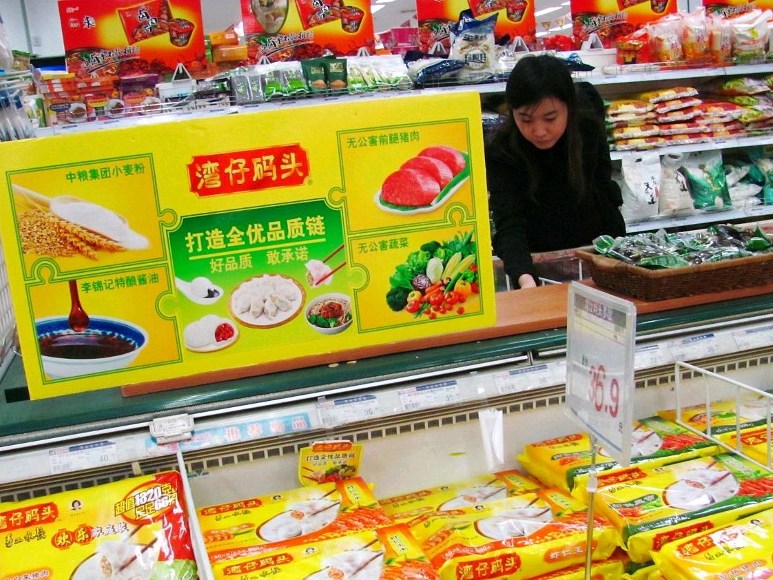 冰箱里粘连到一起的饺子怎么煮,饺子起锅后怎么防止饺子互相粘连