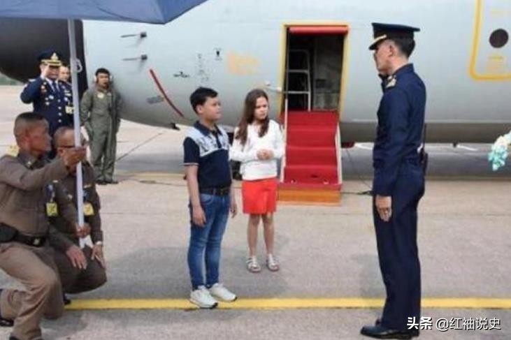 15岁提帮功早恋了？神秘女友是混血美人，网友：有玛哈国王风范