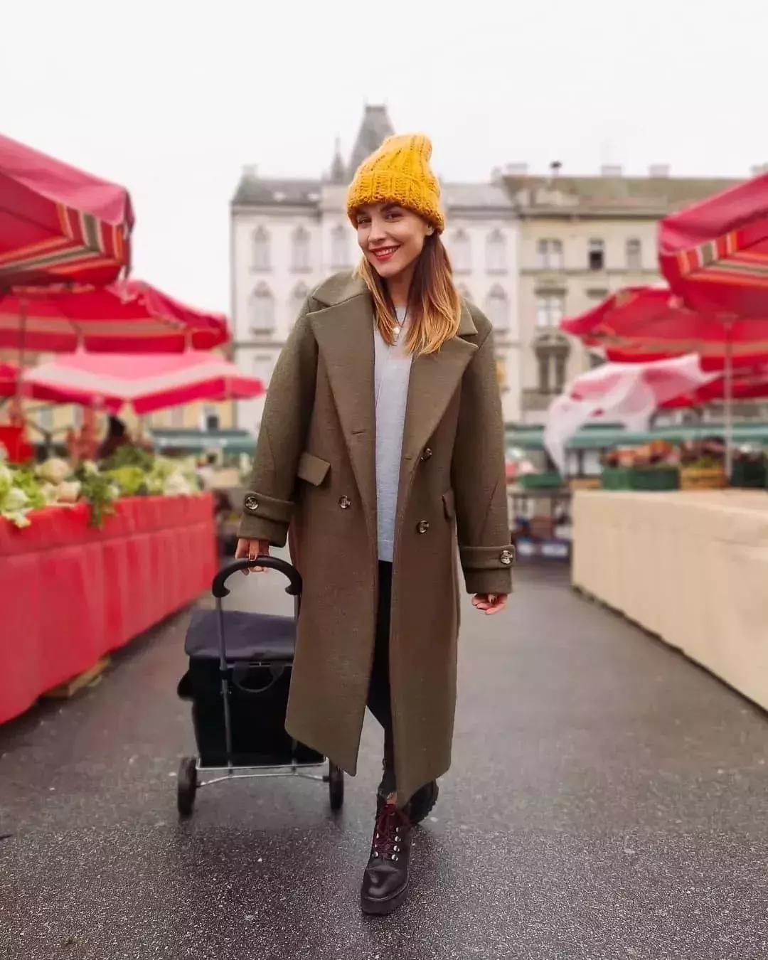 帽子围巾一体的戴起来很暖和,帽子围巾好时髦