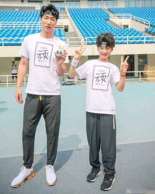 宝宝小腿短注定矮个子吗,小孩腿部有多处又硬又红