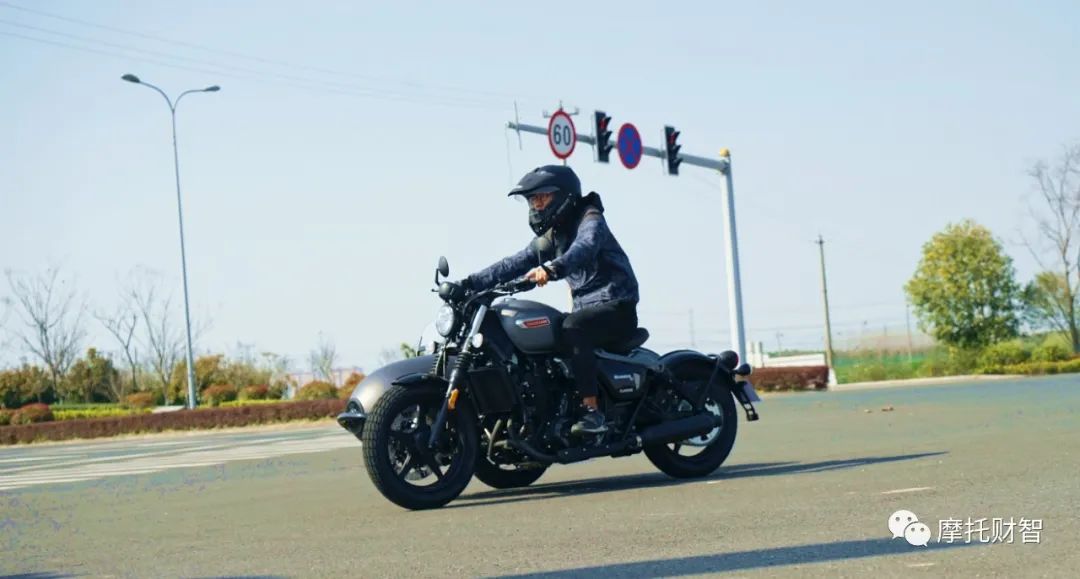 胖虎试驾：长江边三轮Bobber400