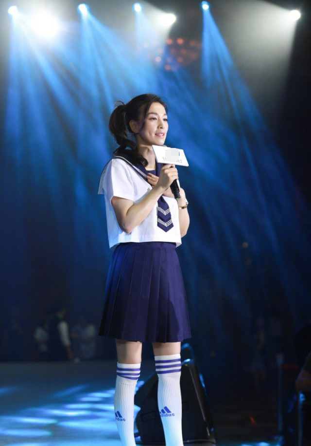 49岁张庭扎双马尾俏皮出镜,张庭碎花裙