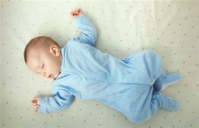 两个月的宝宝后脑勺比较凸怎么睡,宝宝一直侧着睡后脑勺太凸的原因