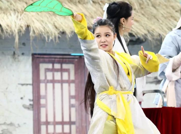 卖假包骗闺蜜！被虚荣心毁掉的女星丁小芹，从康熙女神沦为罪犯