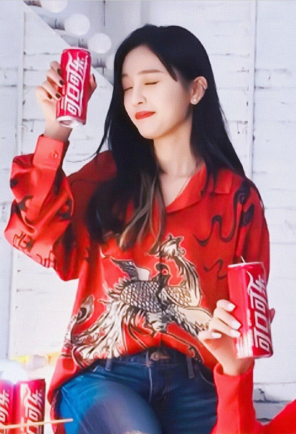 吴宣仪鞠婧祎撞衫,吴宣仪粉色西装撞衫唐嫣