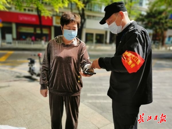 严控疫情扫码测温出站,扫码测温等管控措施落实
