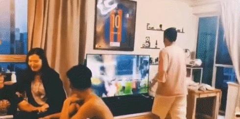 苏醒砸电视图片,苏醒名场面砸电视