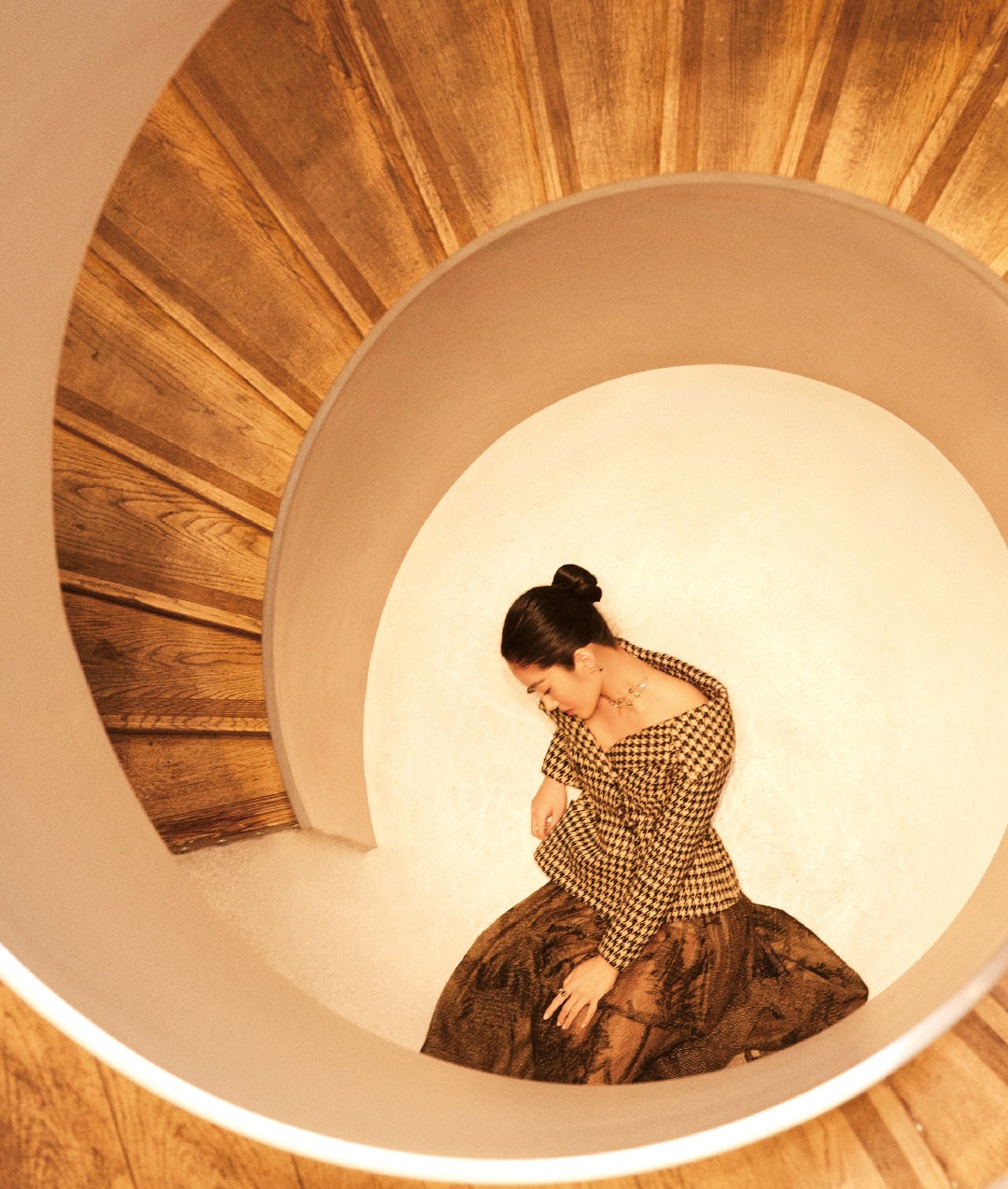 她演《芳华》迅速走红，今穿千鸟格露肩上衣配透视裙，复古高级