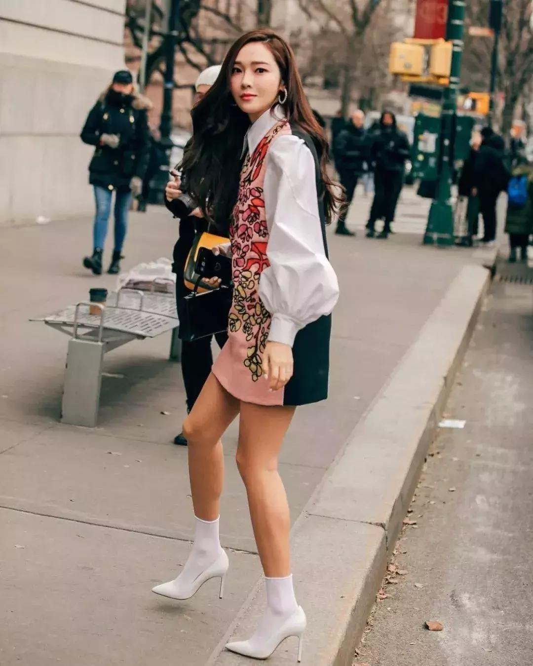 袜靴裙装解锁超能打的时髦组合,袜靴穿搭裙子