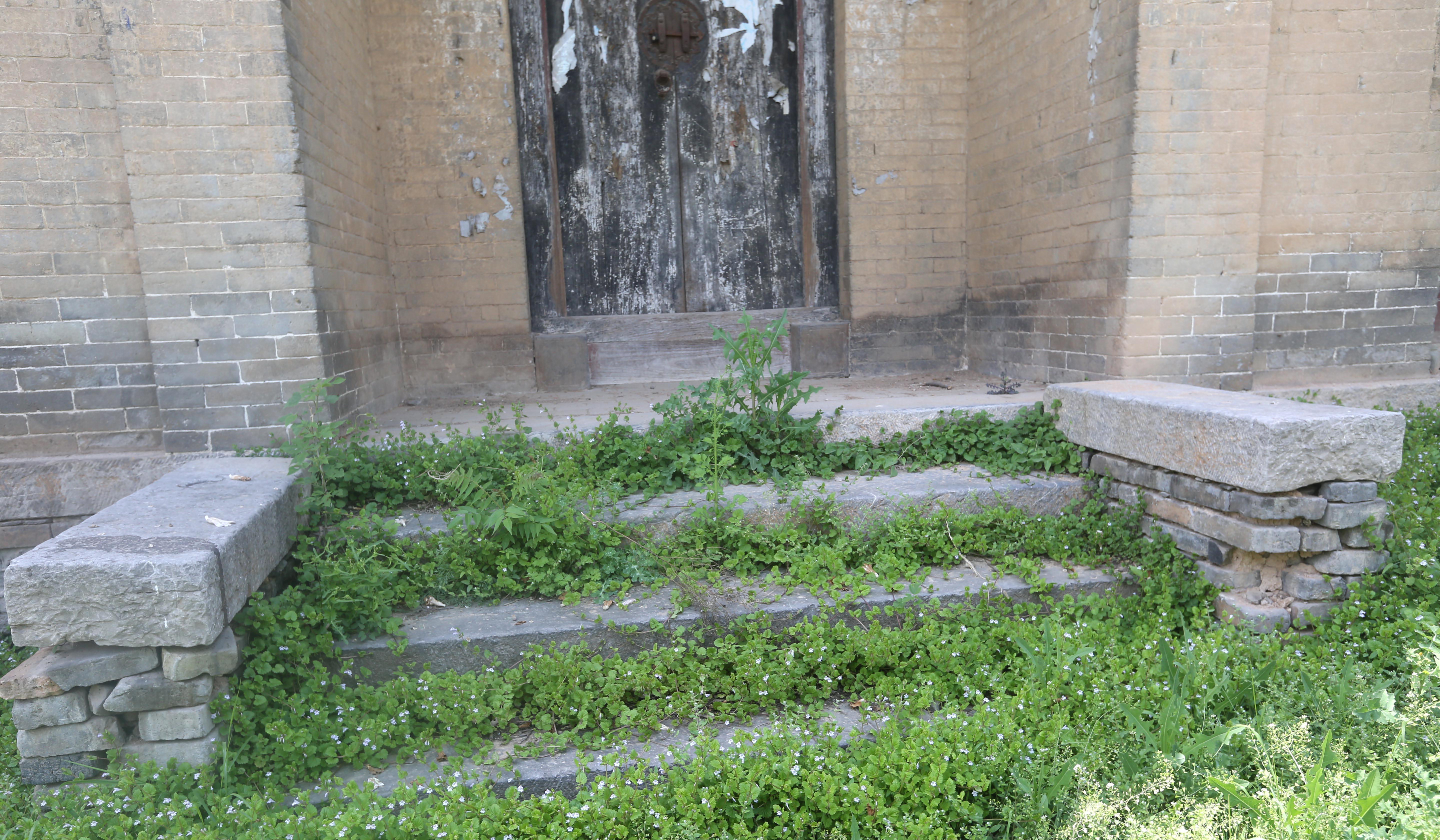 农村盖房挖出一个棺材,农村建房挖出石头