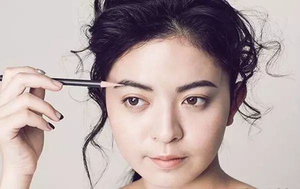 用眉笔或眉粉设计眉毛哪个更好,新手画眉毛用眉笔好还是眉粉好