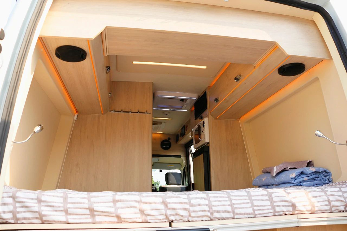 卫航定制版b型房车,卫航房车最新款大通v90后双轮b型