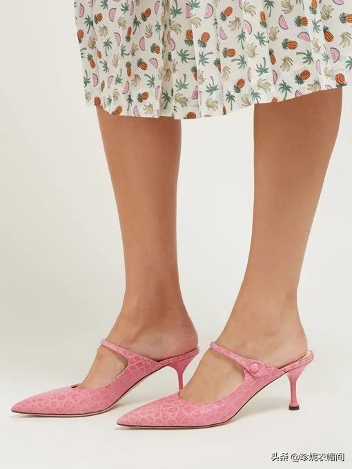 带你走上时尚前沿,鳄鱼皮纹如何穿搭