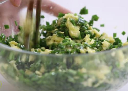 韭菜滋卷蒸几分钟,陕西韭菜粉条滋卷做法