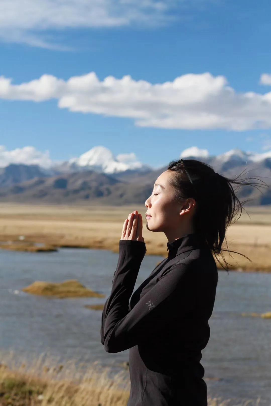 一位拥有多重身份的现代职业女性，偏偏钟情于*藏西**，是有病吗？