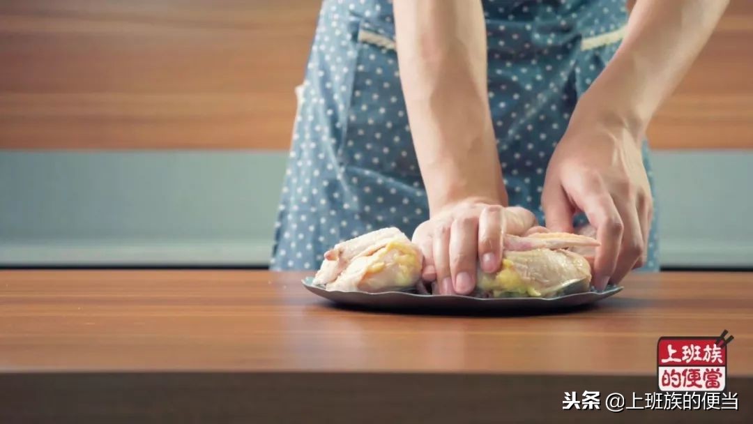 外焦里嫩的烤鸡怎么做,烤箱烤鸡怎么做到外焦里嫩