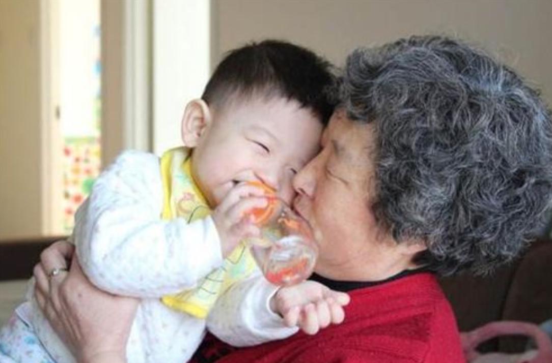 孩子突然不和妈妈亲了,孩子会不会有一个阶段不跟妈妈亲