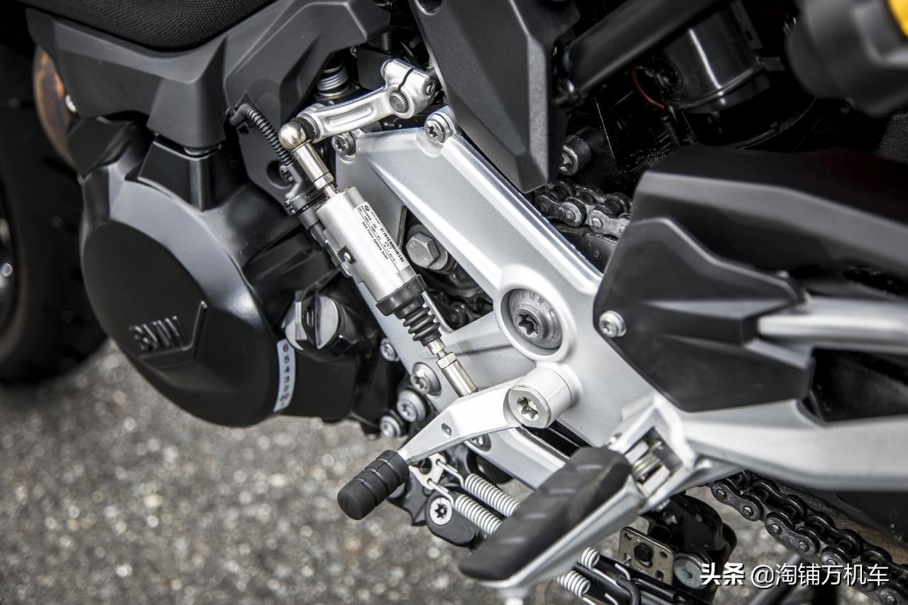 宝马f900r和杜卡迪950,宝马全新中型运动街车f900r赏析