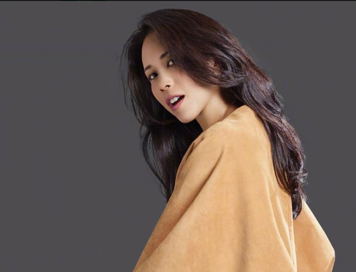 57岁周星驰历经4段感情，罗慧娟对他影响最为深，莫文蔚不计前嫌