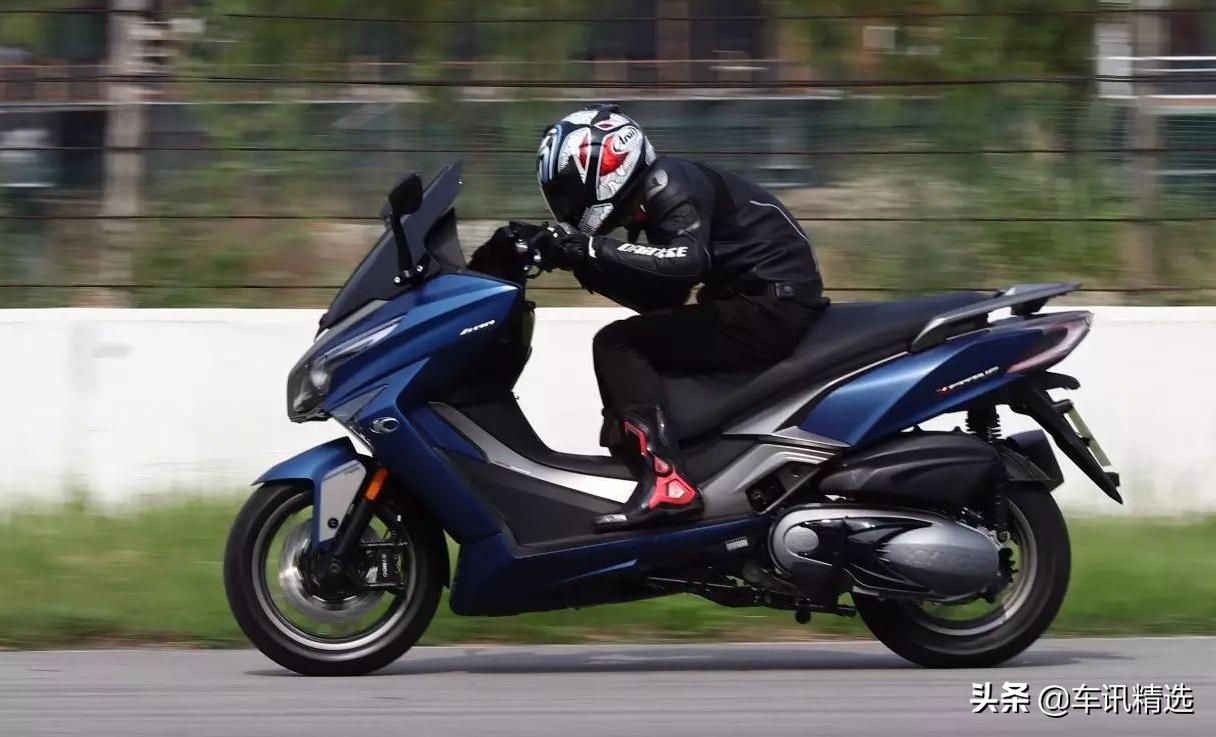 趴不动重机，换一台踏板如何？能压弯的XcitingS400，颜值还很高