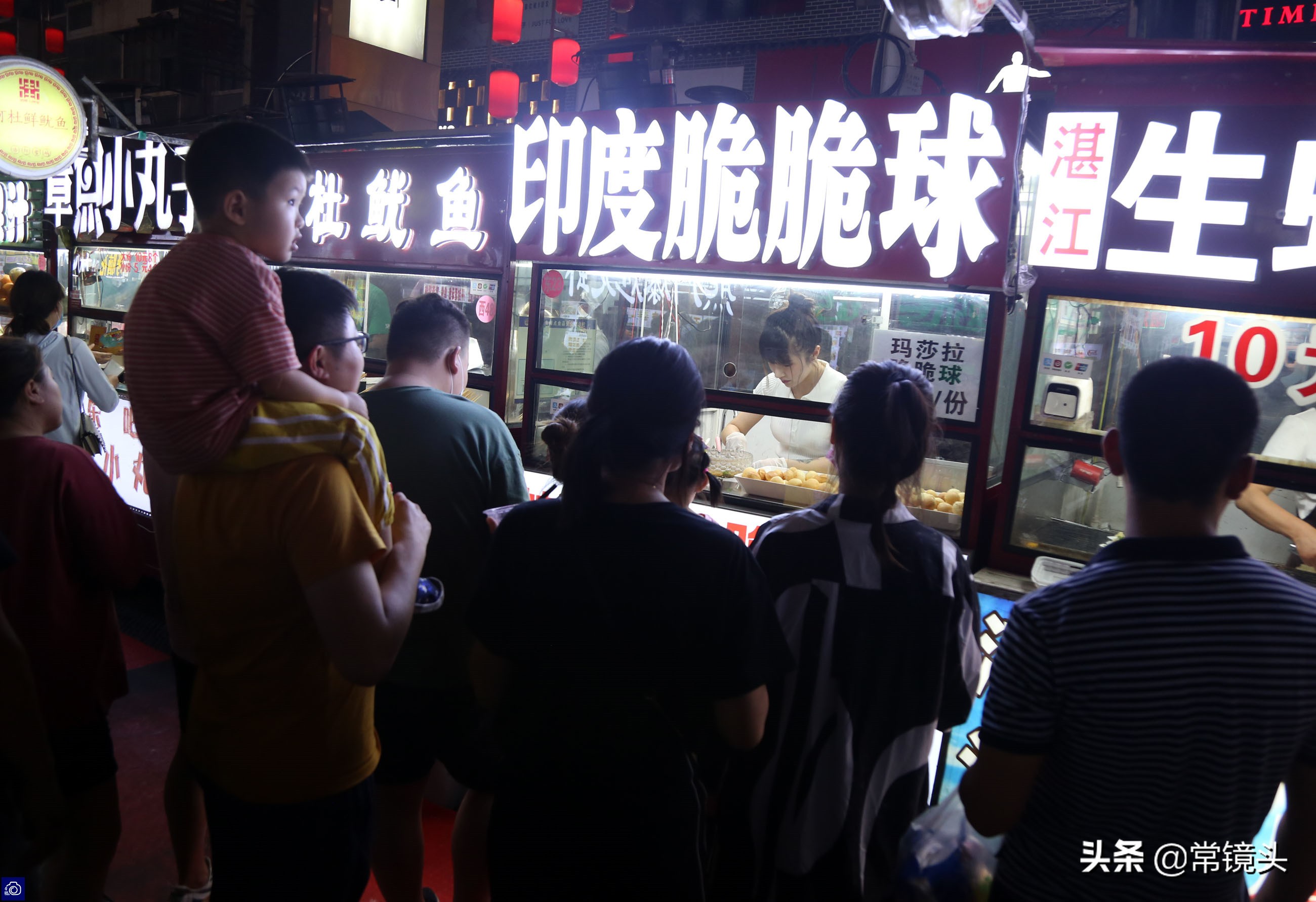 90后女孩靠30平小店迈上人生巅峰,00后女孩摆摊创业生活真实记录