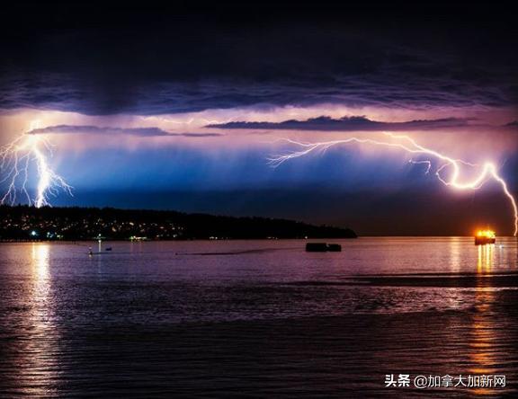 温哥华现最美晚霞+闪电温村秒变梦幻魔法城