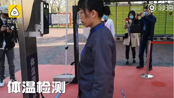 山东一学校食堂火了!一张餐桌4个凳子锁了3个,只容一人孤独地坐着