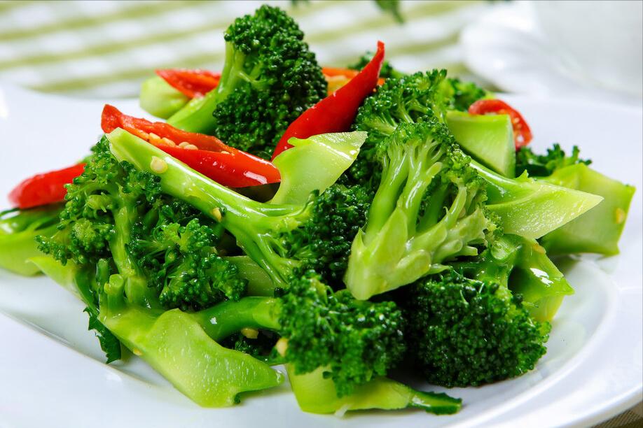 炒西兰花要焯水还是直接炒,炒西兰花焯水或直接下锅炒就错了