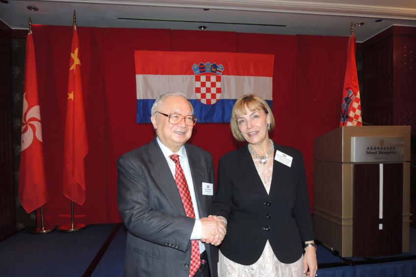 胡应湘跟李嘉诚年轻时船上合影,胡应湘遭李嘉诚威胁