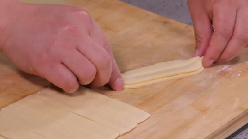 怎么在家炸油条才能不硬,当天快速炸油条最简单方法