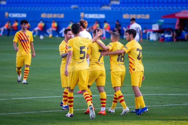 梅西点球后的观众席,梅西踢丢的关键点球