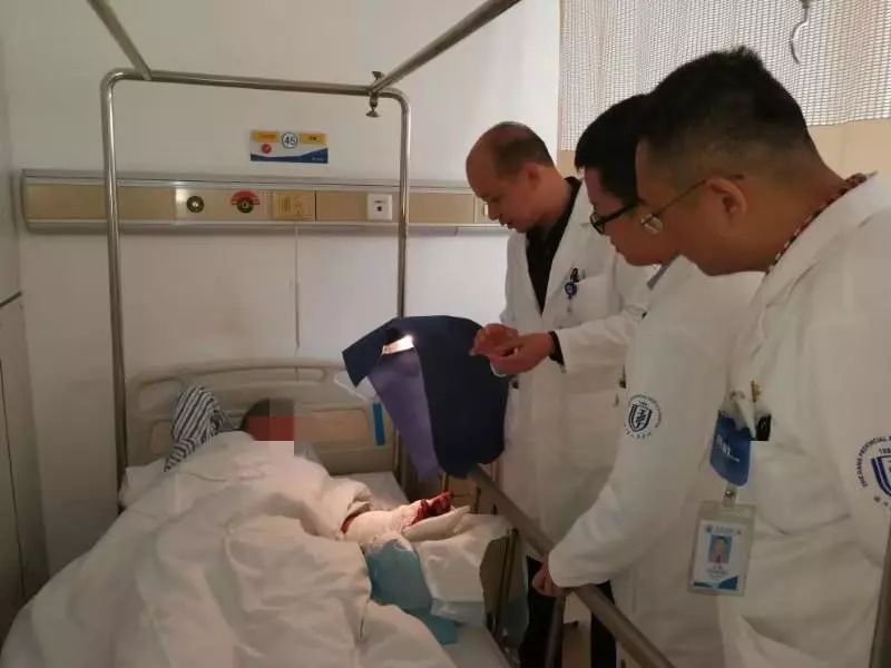 手指头被砸全过程,18岁男子手指被砸破