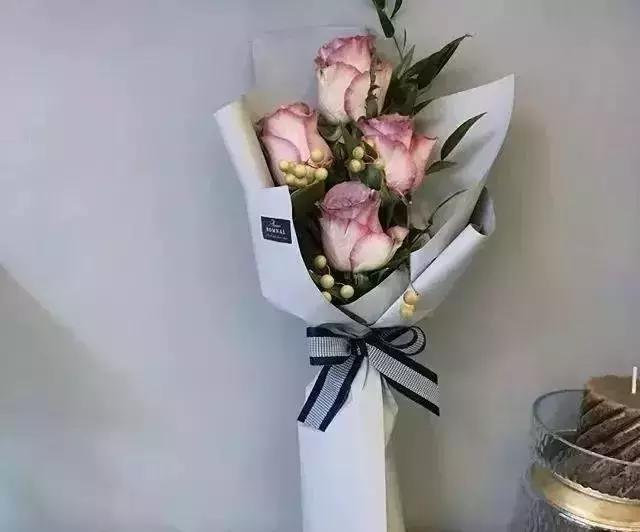 情人节送粉色玫瑰还是红色玫瑰,情人节送白玫瑰的花语和寓意