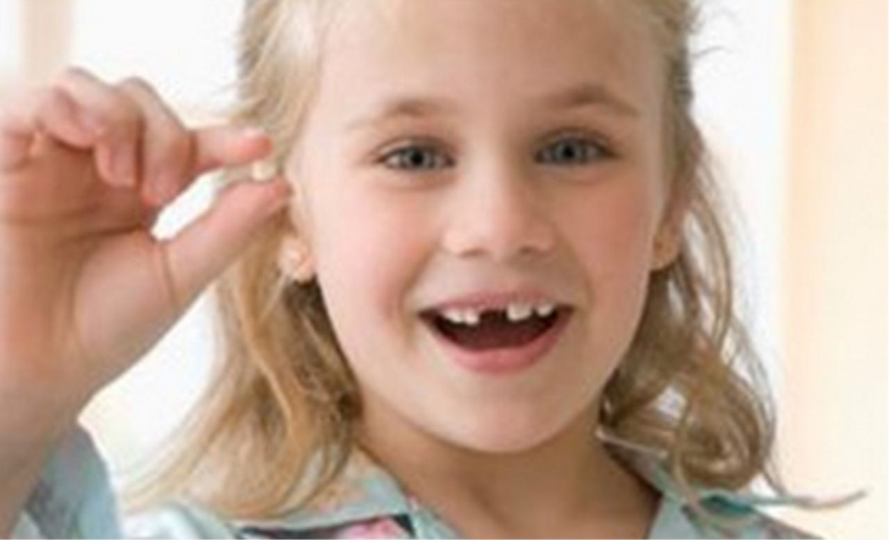 9岁小男孩前门牙长歪还换牙吗,7岁儿童换牙新牙长歪了怎么办