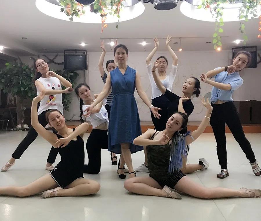 陕西*神教女**师:在学校标志性建筑前开直播,用舞蹈为疫情祈祷!