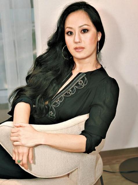 败光2位富豪家产，却遭*夫情**打到住院，被称港版失落园