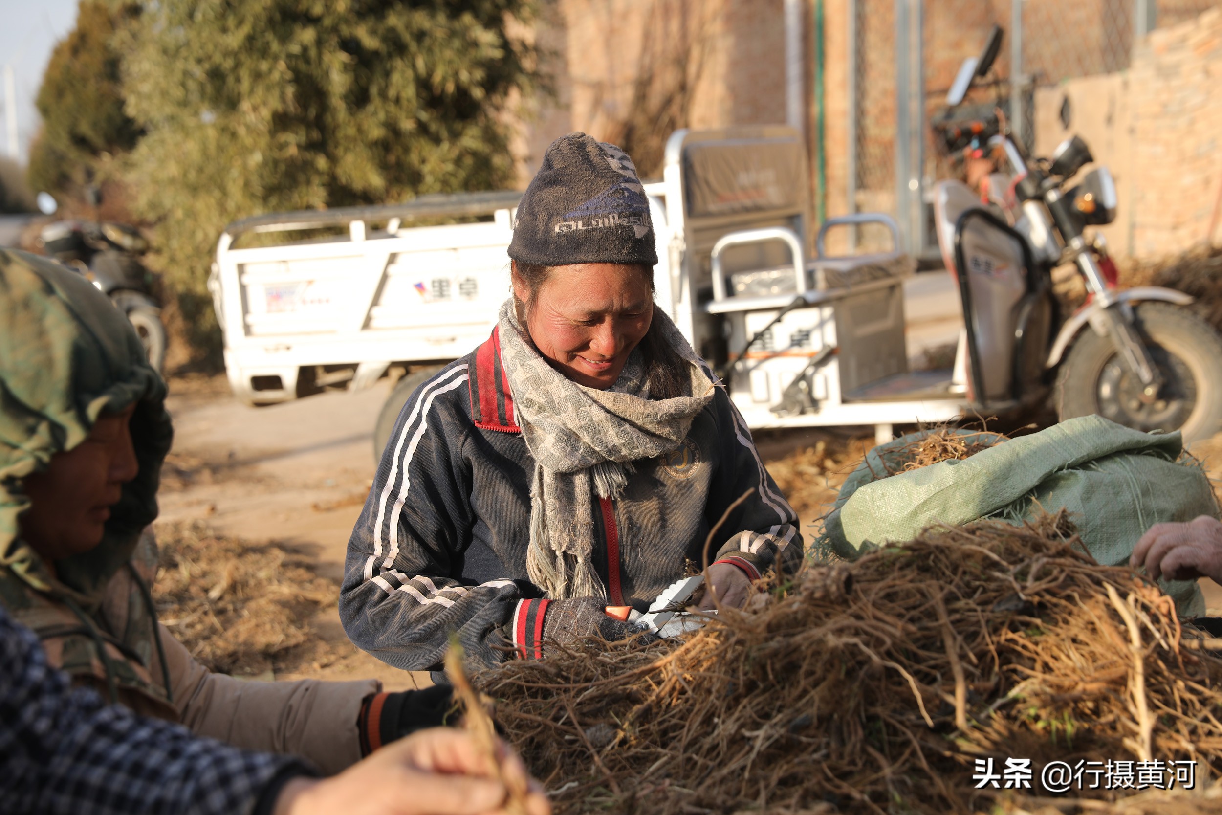 山西1群妇女聚在墙角干无本生意，冠军1天能挣100元，干的啥