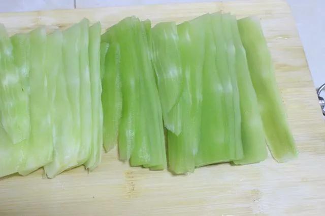 莴笋是焯水好还是直接炒,莴笋最忌焯水和直接炒